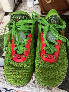 Nike LeBron 20  Kids Green and Red Knit Lace-Up Sneakers. Size 4.5 Y
